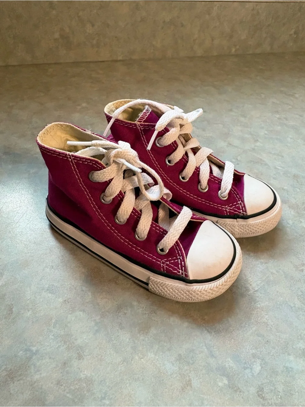 Converse size 7C Kids' High-Top Sneakers in Magenta and White